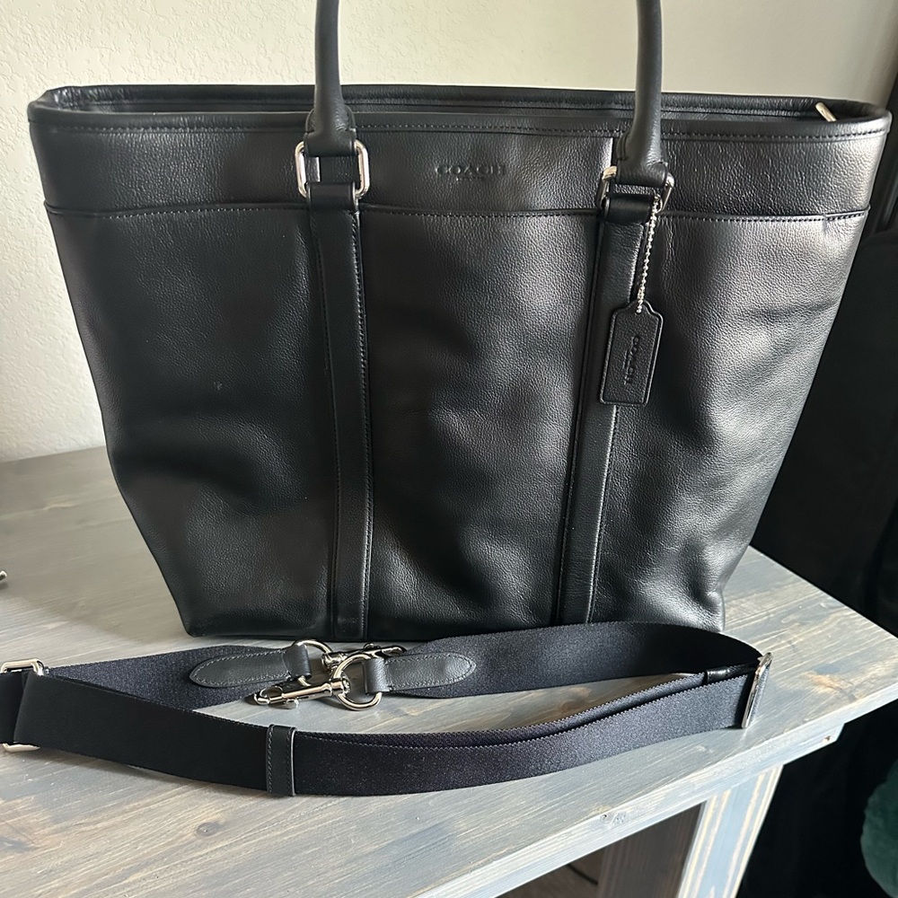 Coach Black Leather Messenger Bag Sleek Design